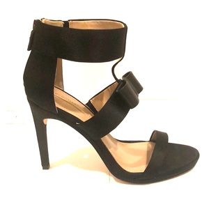 {BCBG MaxAzria} ZIP back Bow Heels